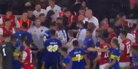 LA PELEA por los secadores enre los jugaores de Boca e Independiente.


