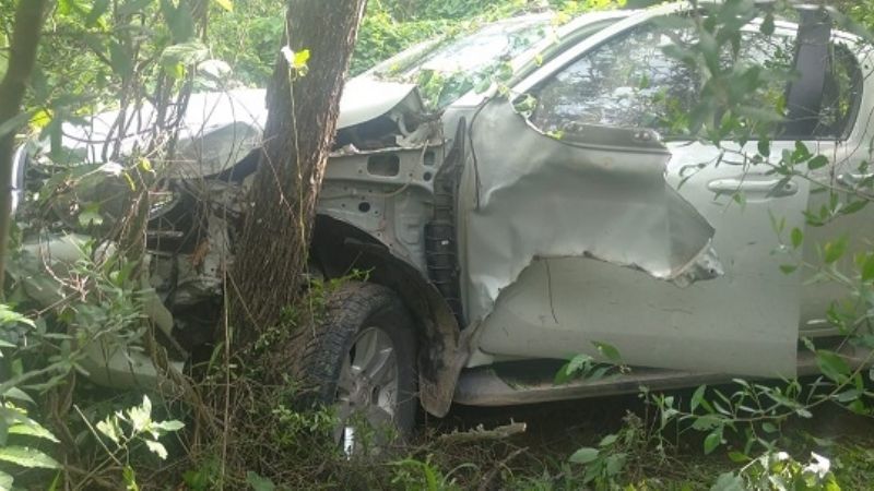 Camioneta terminó al lado del arroyo