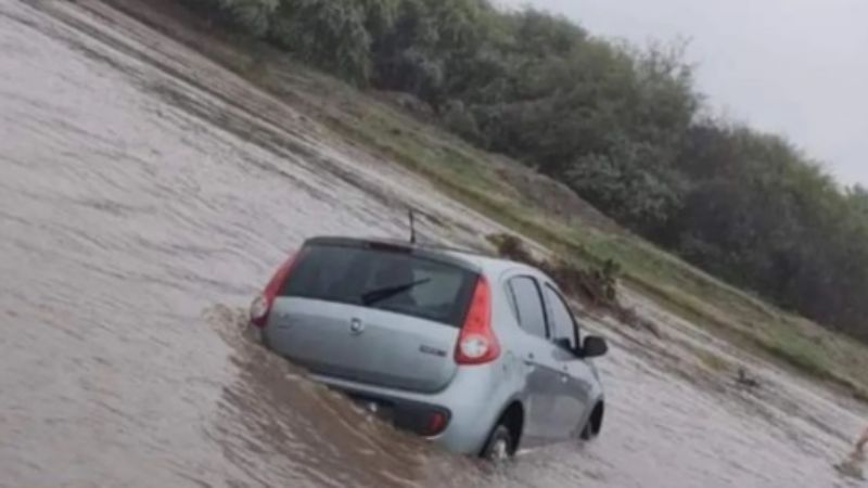 Intentaron cruzar el río y casi los lleva la crecida