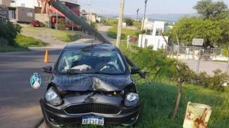 Joven impactó el auto contra un poste