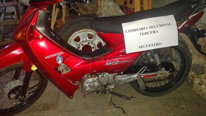 Joven conducía una moto con pedido judicial