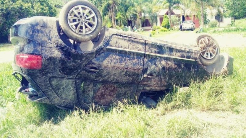 En estado de ebriedad, volcó y quedó adentro de una casa