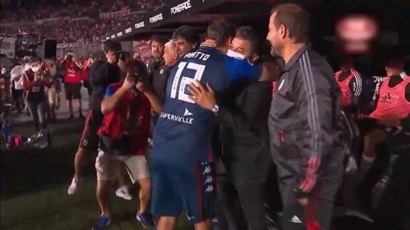 Ovación, saludo con Gallardo y plaqueta para Pratto