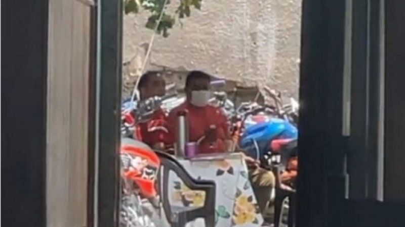 Policía acusado de intento de femicidio toma mates al aire libre