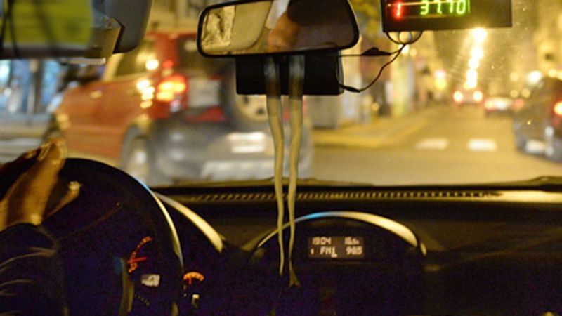 Mujer se tiró del remis para no pagar el viaje