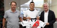 ANDRÉS HERRERA, el 7mo. refuerzo de River, junto president y vice de la entidad de Núñez.