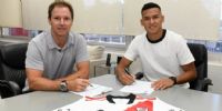 PONELE FA FIRMA. Herrera firmando su contrato con el presidente 