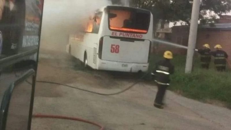 Se incendió un colectivo en Frías
