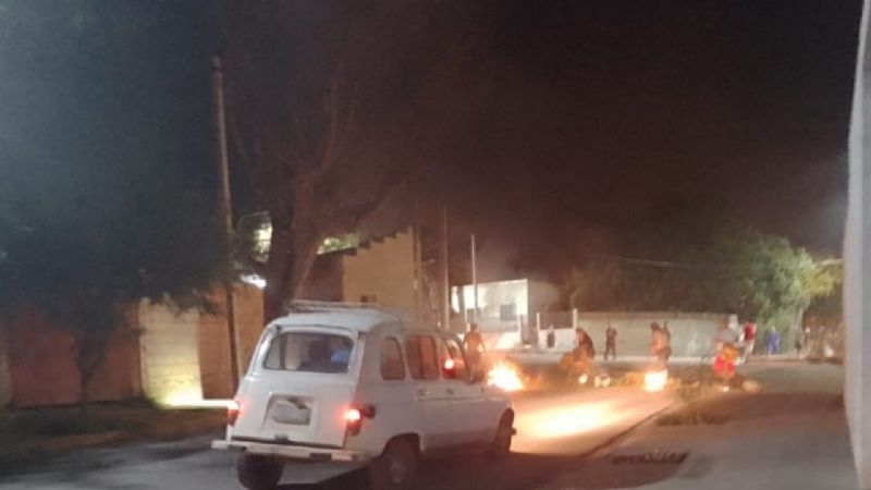 Vecinos realizaron corte de calle por falta de agua potable