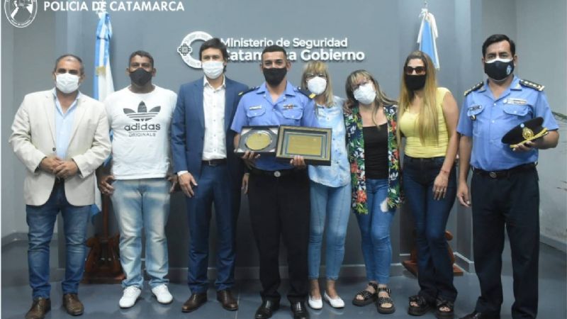 Reconocen a policías que le salvaron la vida a una niña