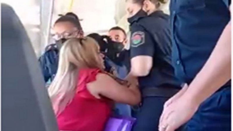 Bajaron a una mujer del colectivo por negarse a usar barbijo