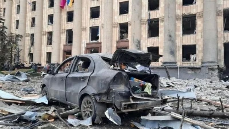 Crece la tensión: Rusia bombardea Járkov, la segunda mayor ciudad de Ucrania