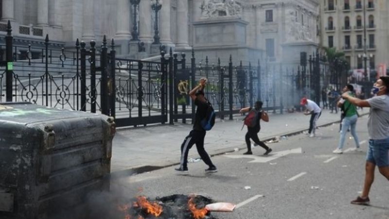 Violencia frente al Congreso por el acuerdo con el FMI
