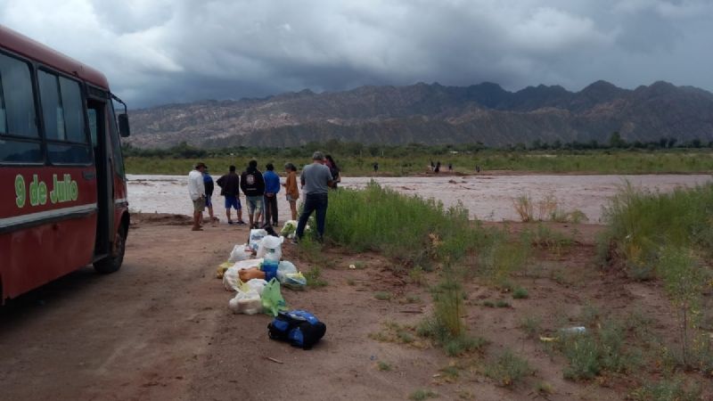 Pobladores quedaron aislados por crecida del río