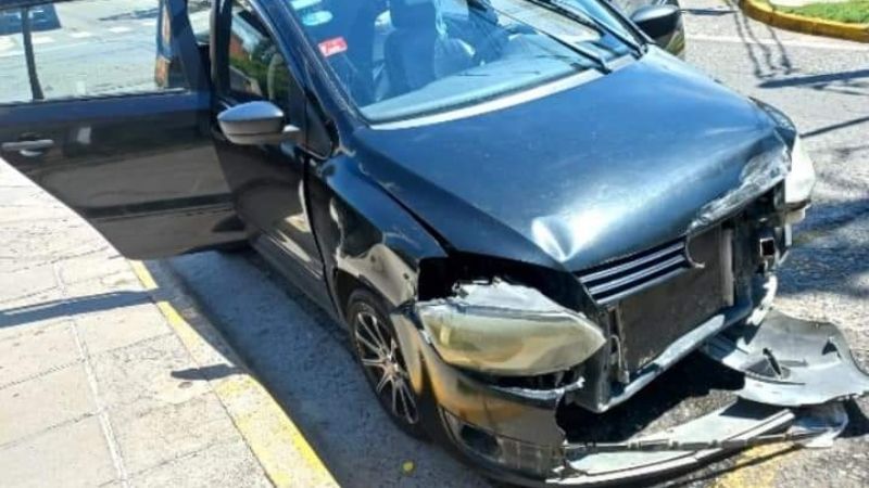 Conductora chocó contra una casa tras ser embestida por otro vehículo