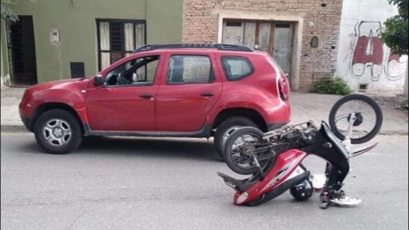 Chocaron una camioneta y una moto y hay dos heridos