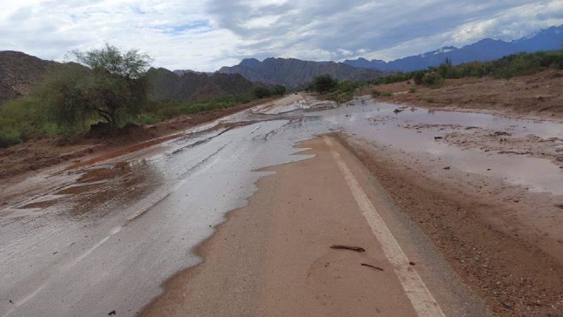 Transitar con precaución la ruta 60 por agua y barro en la calzada