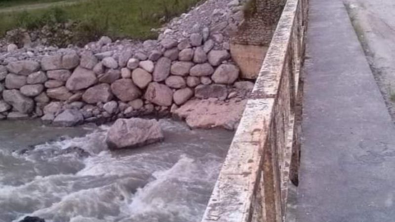 Le cruzaron un auto y les robaron 820 mil pesos