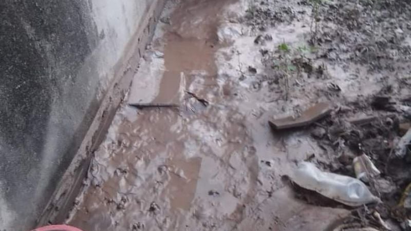 Tras rotura de caño de agua hubo riesgo de derrumbe en una casa