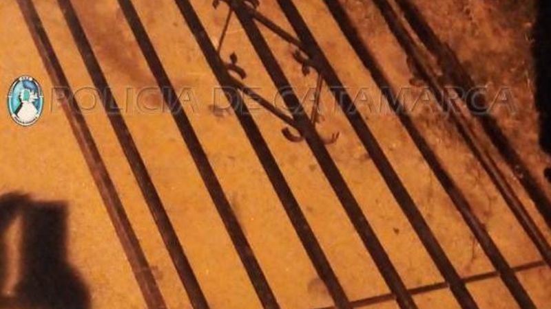 Llevaban en la moto, una puerta reja robada