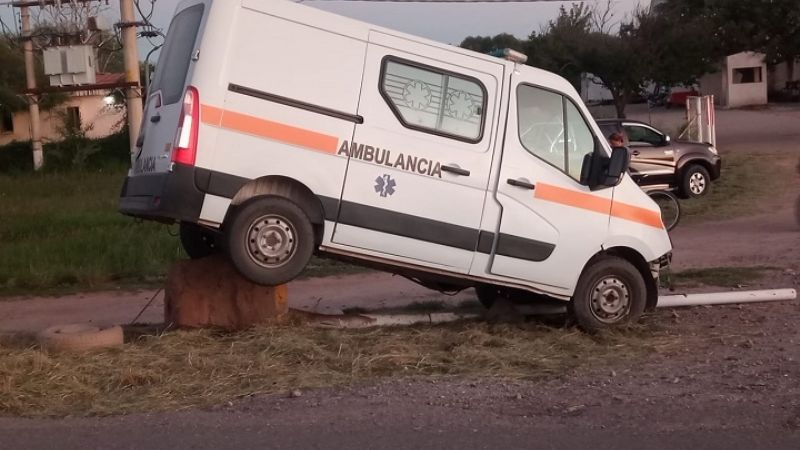 Ambulancia chocó contra un poste de luz