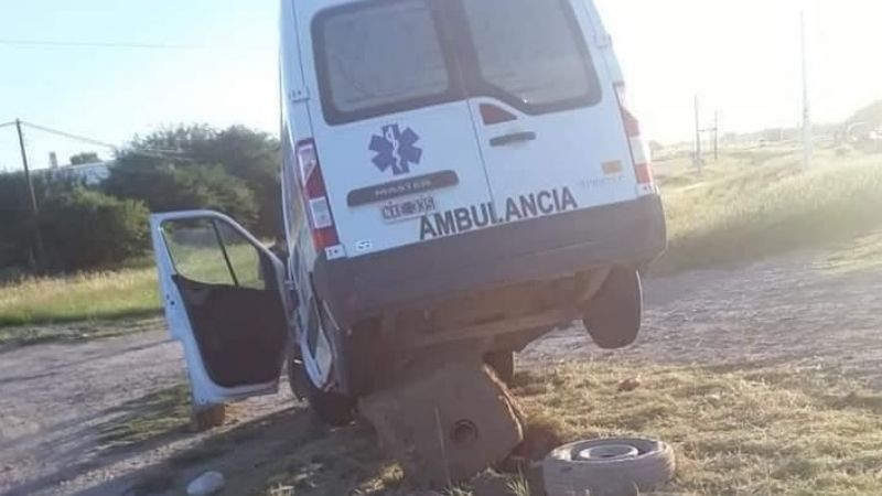 Ambulancia chocó contra un poste de luz