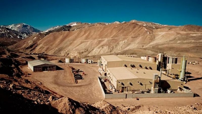 Bronca por dos despidos en una empresa minera