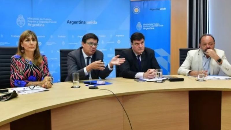 El salario mínimo sube 45% y será de $47.850 para fin de año