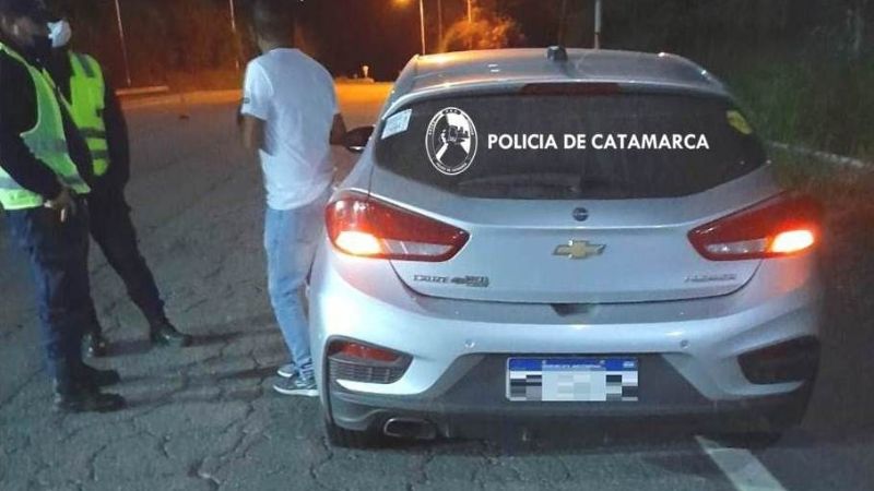 Los detienen llevando 8 millones de pesos