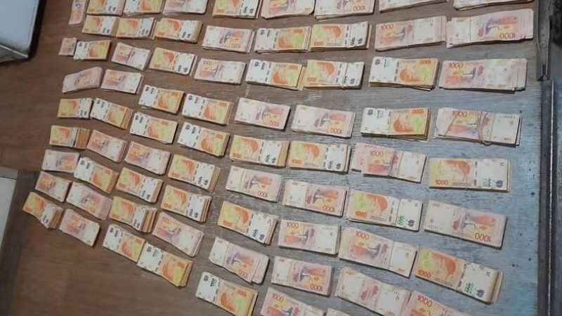 Los detienen llevando 8 millones de pesos