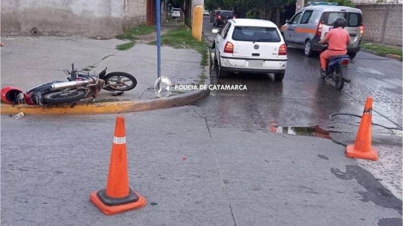 Violento choque entre una moto y un auto