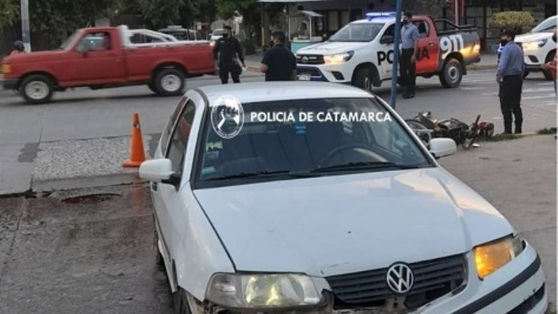 Violento choque entre una moto y un auto