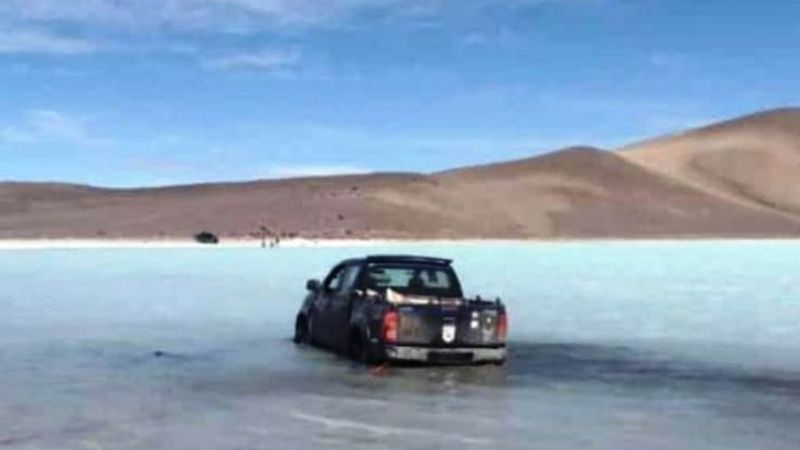 Se metieron con la camioneta a la Laguna Azul y quedaron varados