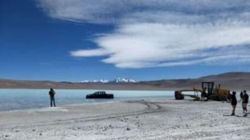 Se metieron con la camioneta a la Laguna Azul y quedaron varados