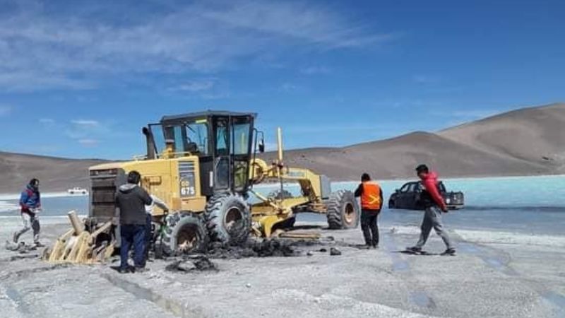 Se metieron con la camioneta a la Laguna Azul y quedaron varados