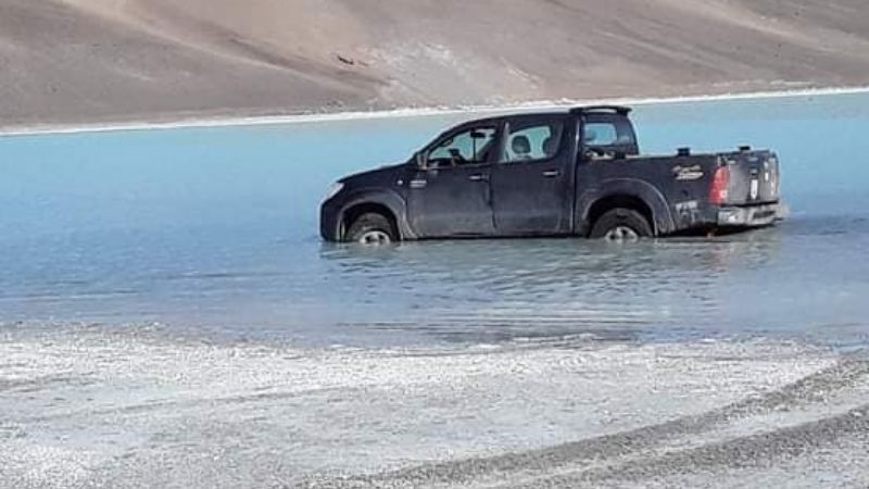 Se metieron con la camioneta a la Laguna Azul y quedaron varados