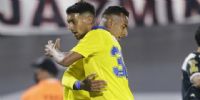 TRAS EL GOL, el colombiano Villa recibe el abrazo de Aaron Molinas.