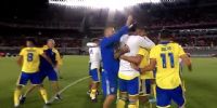 FESTEJO DE BOCA al final del partido; primer éxito del DT Battaglia en el Superclásico.