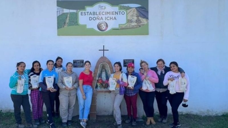 Brindis para honrar a las mujeres trabajadoras del vivero Doña Icha