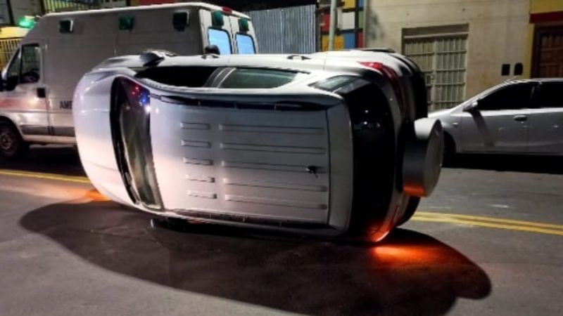 Alcoholizado, chocó a otro vehículo y volcó en plena avenida