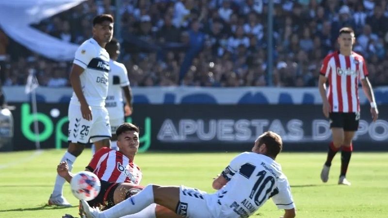Gimnasia le empató a Estudiantes en el “tiro del final”