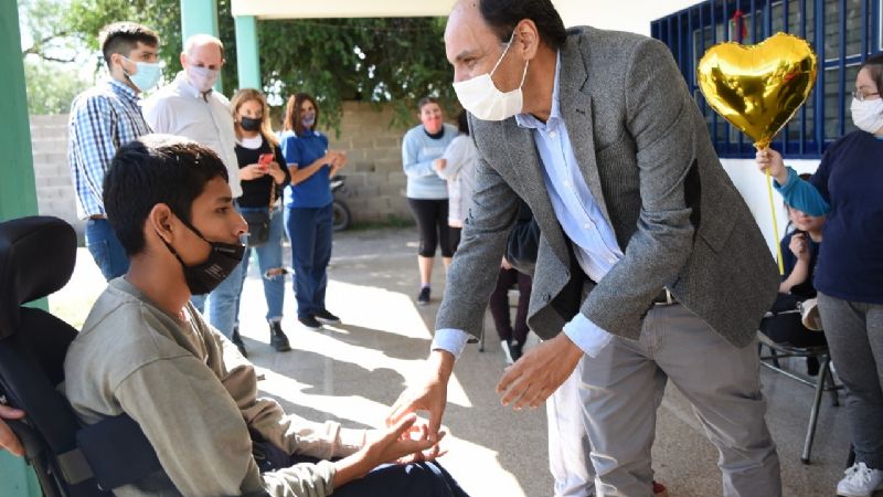 Gustavo Saadi visitó a la sede de APANE