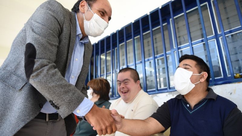 Gustavo Saadi visitó a la sede de APANE