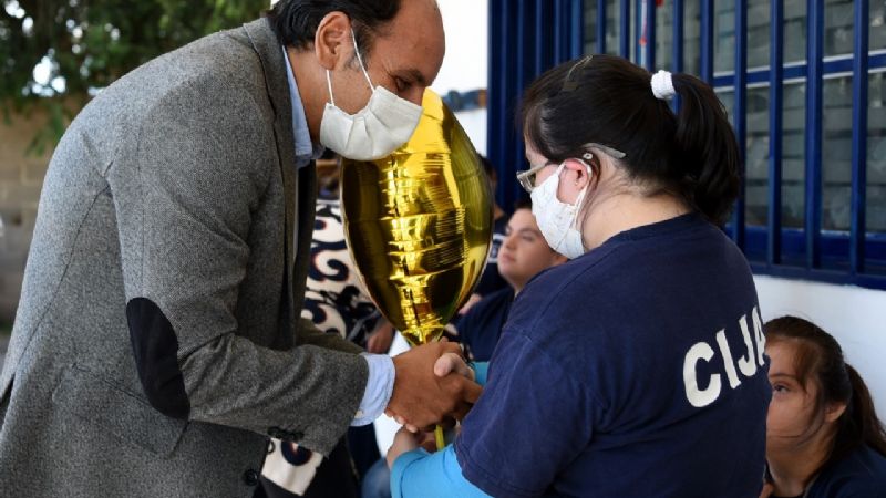 Gustavo Saadi visitó a la sede de APANE