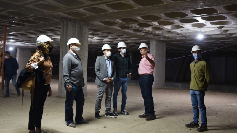 Gustavo recorrió la construcción de un nuevo centro comercial