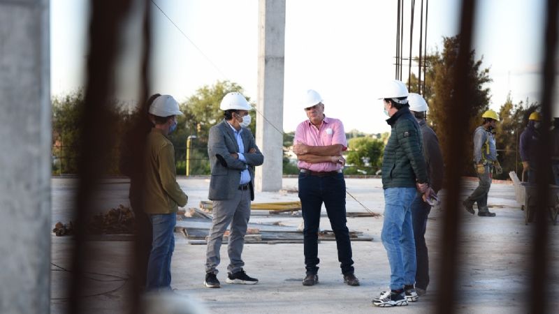 Gustavo recorrió la construcción de un nuevo centro comercial