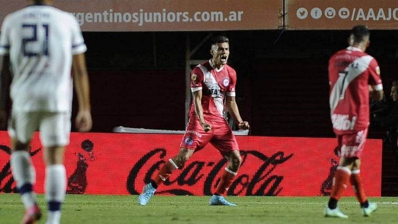 Argentinos Juniors venció a Vélez, que se hunde