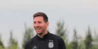 SU LUGAR EN EL MUNDO. Messi recupera la sonrisa cuando vuelve a entrenar con la Selección, en Ezeiza.