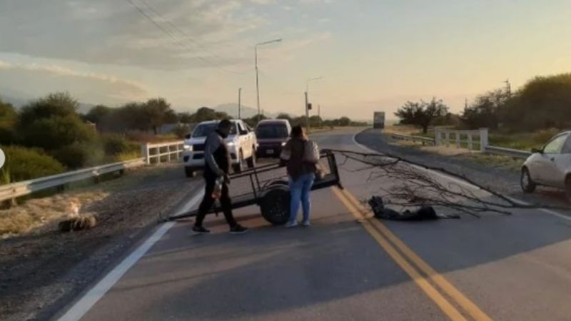 Familiares de pacientes dializados cortaron ruta 38