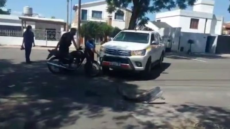 Camioneta embistió a una moto en la que iban dos mujeres policías
